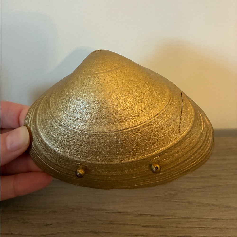 Decorative Peter Rabbit Shell with Gold Trim 🐇 - Picture 2 of 3